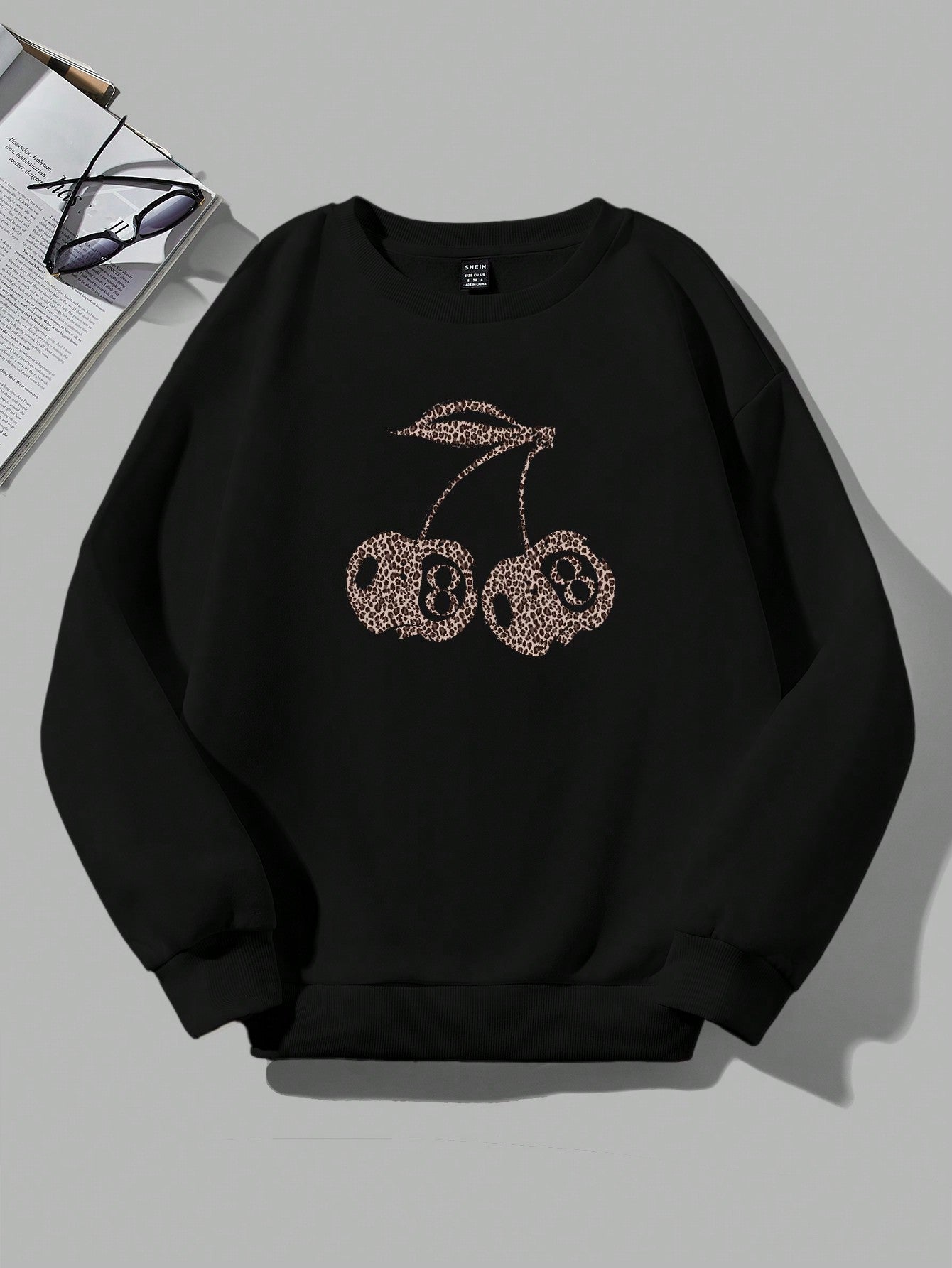 WW | Lässiges Leopard- und Kirschgrafik-Sweatshirt in Schwarz