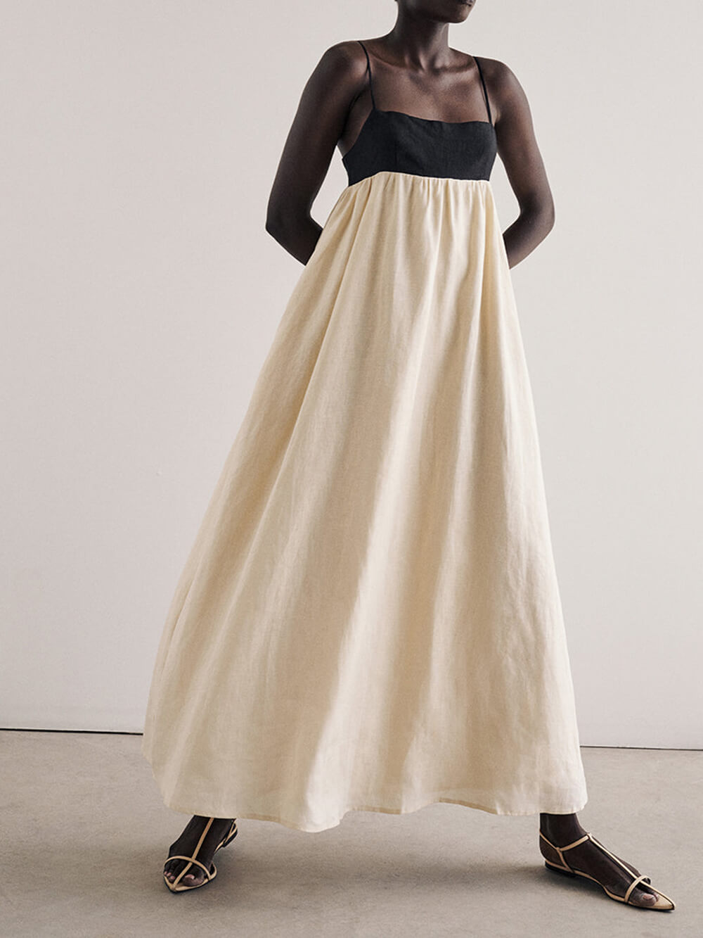 Loose-fitting maxi dress with black and white patchwork-style straps