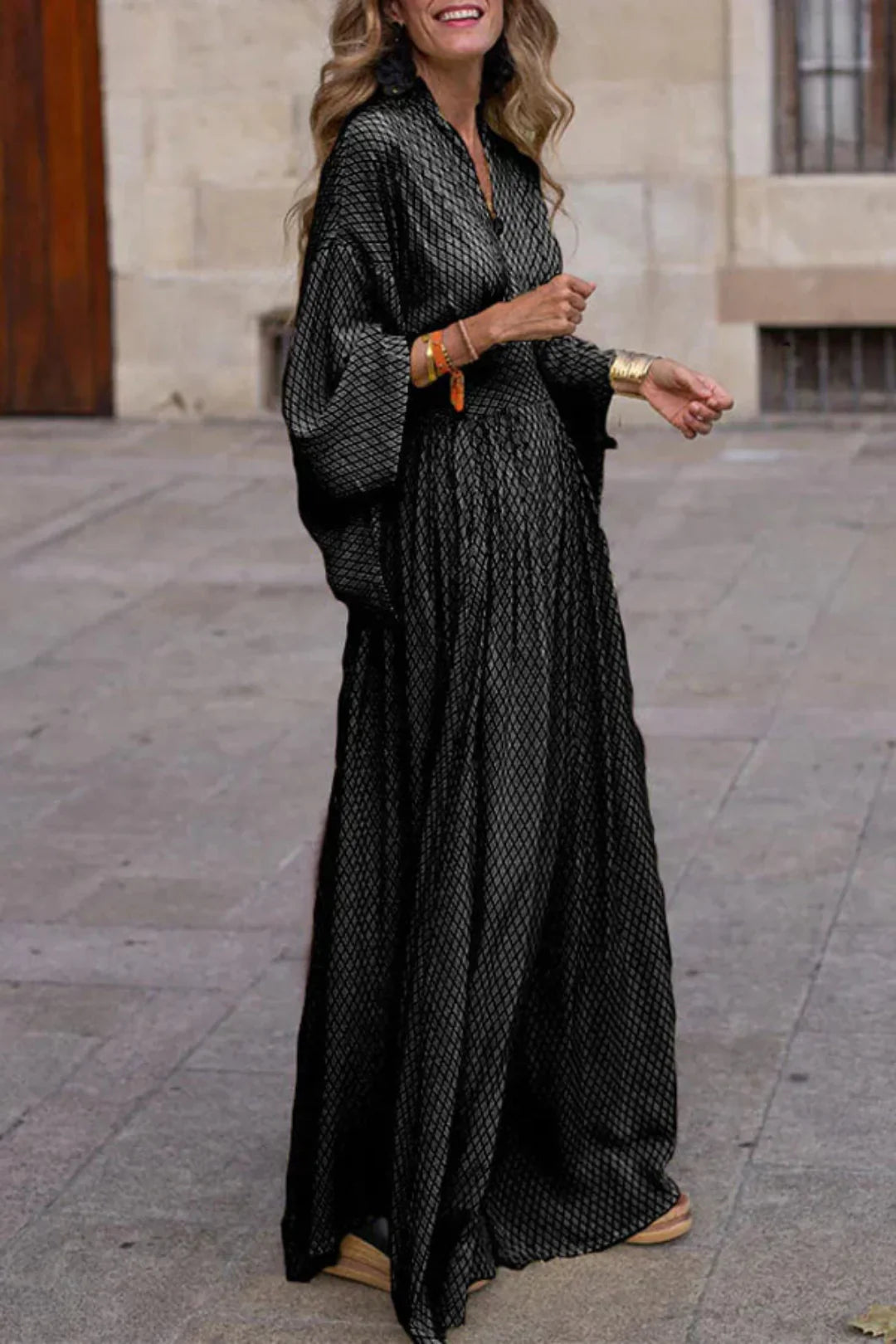Gemma – Maxikleid mit langen Ärmeln, V-Ausschnitt und geometrischem Muster
