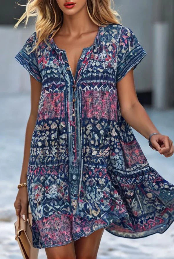 Minidress with vibrant print and short sleeves