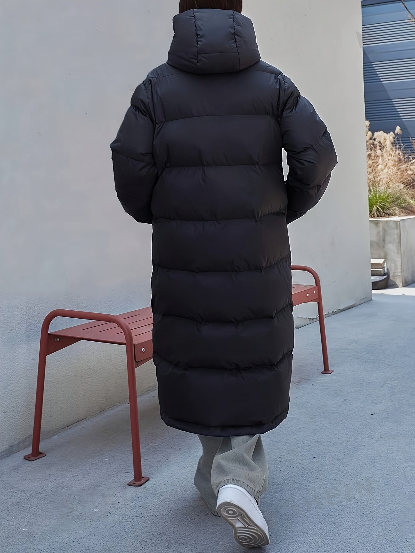 WW | Lange Schwarze Pufferjacke mit Kapuze und Ganzkörper Steppdesign
