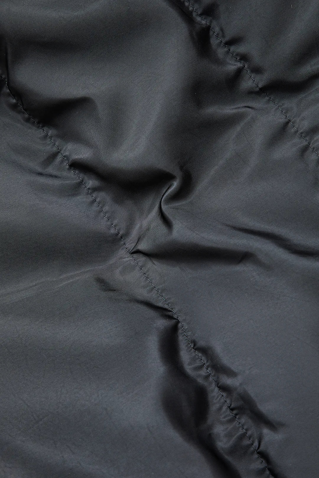 WW | Schwarze Stehkragen Cut Out Pufferjacke