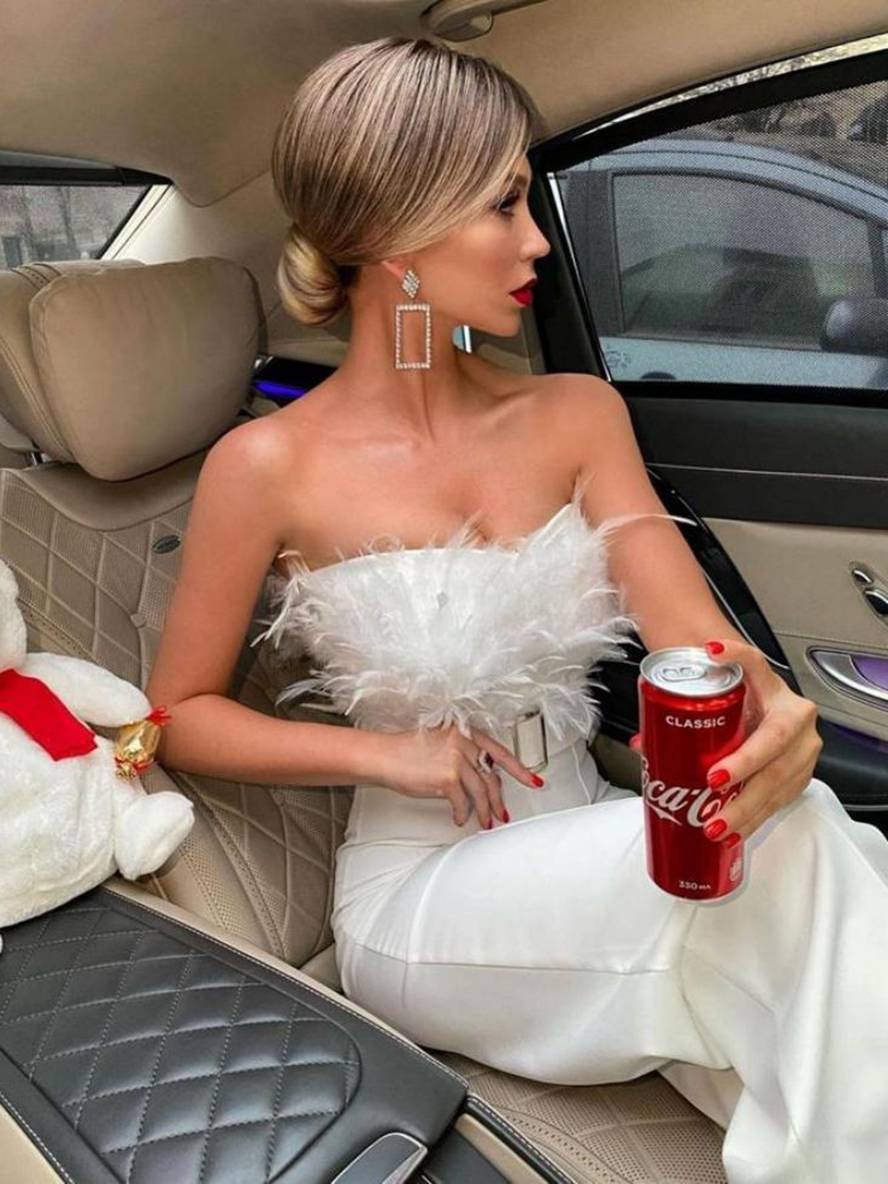 WW | Kombination Tube mit Gerader Beinform Bustier mit Federn Elegante Frau Weiß