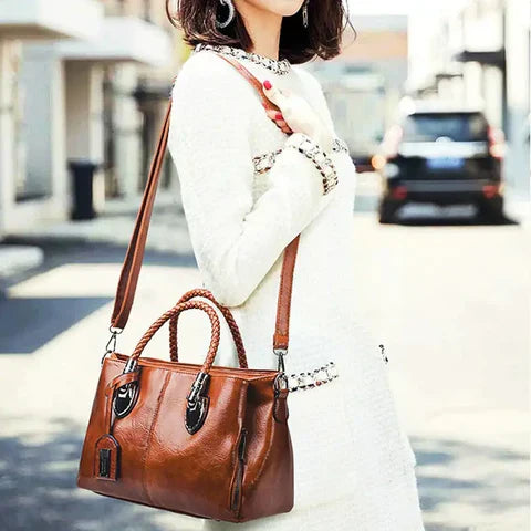WW | Elegant leather bag with charm