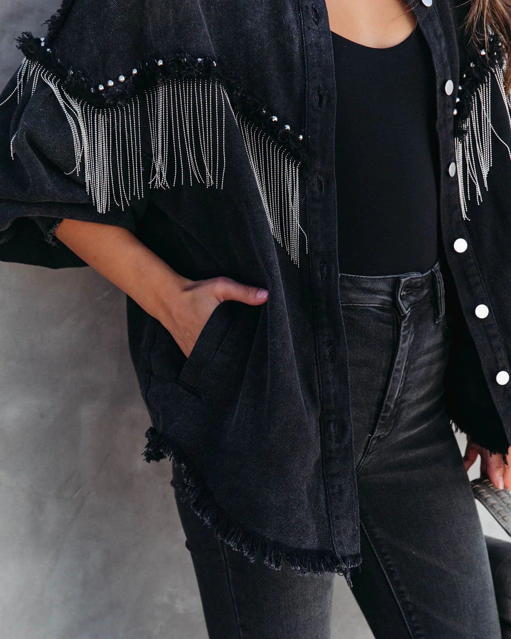 WW | Schwarze Denim-Jacke mit Fransen - Kühn & Trendy - Knopfleiste - Lässiger Street Style