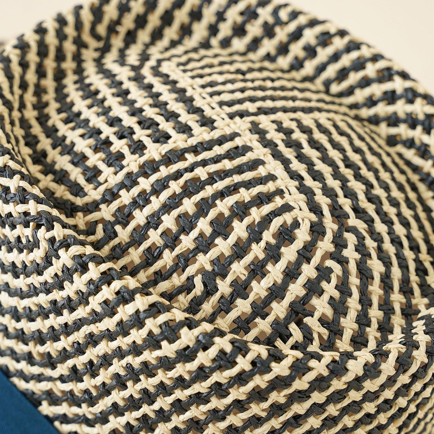 Damen Strohhut mit breiter Krempe und elegantem Kontrastband WW