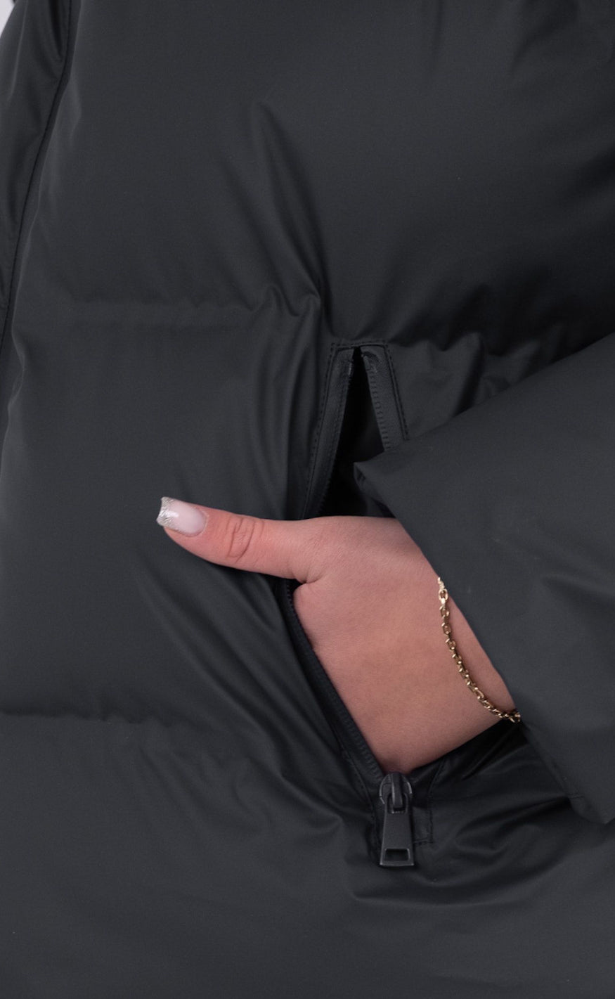 WW | Timeless black hooded down jacket