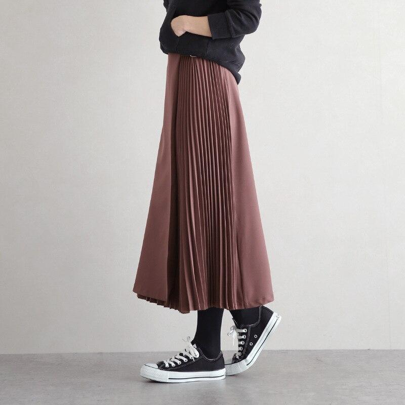 Pleated skirt with pleat