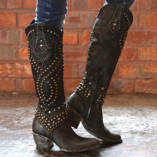 WW | Hohe Stiefel Mit Metallnieten Und Kobigem Absatz