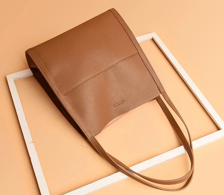– Plain shoulder bag made of genuine leather