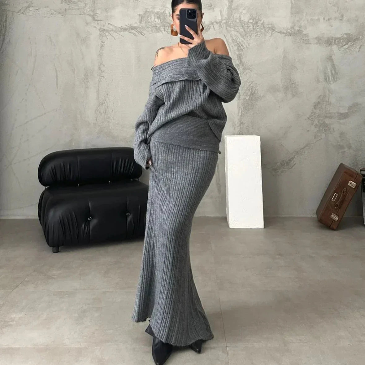 WW | Elegantes Satz Aus Schulterfreiem Pullover und Tailliertem Strickrock