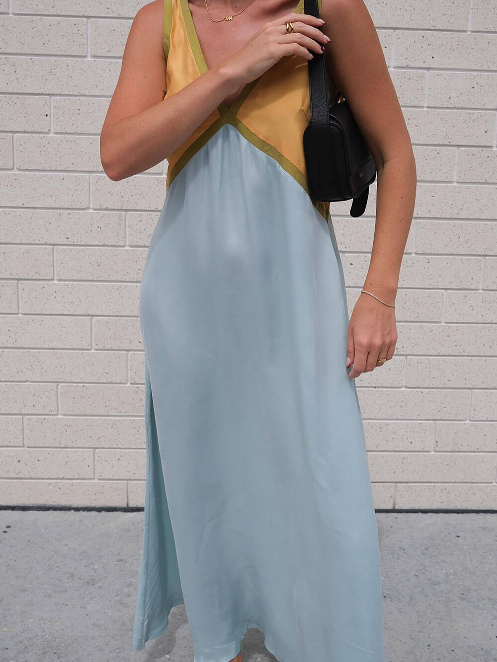 Dress with V-neck and contrasting color inserts in a chic design
