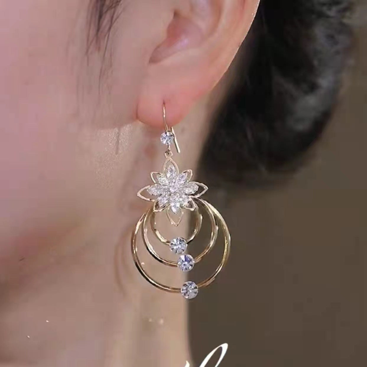 WW | Luxurious Gold Hoop Earrings