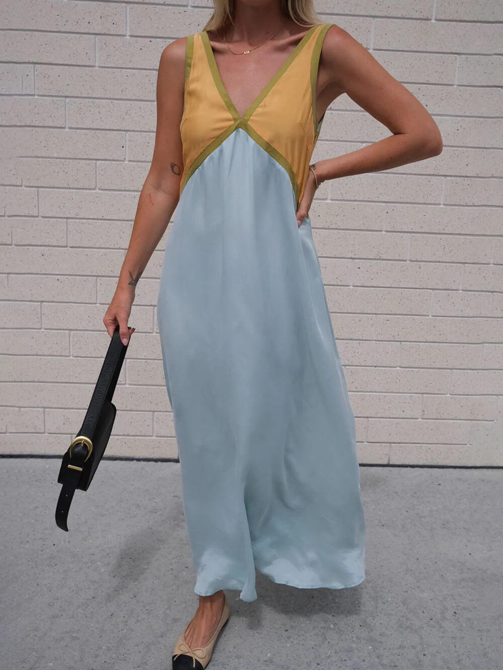 Dress with V-neck and contrasting color inserts in a chic design
