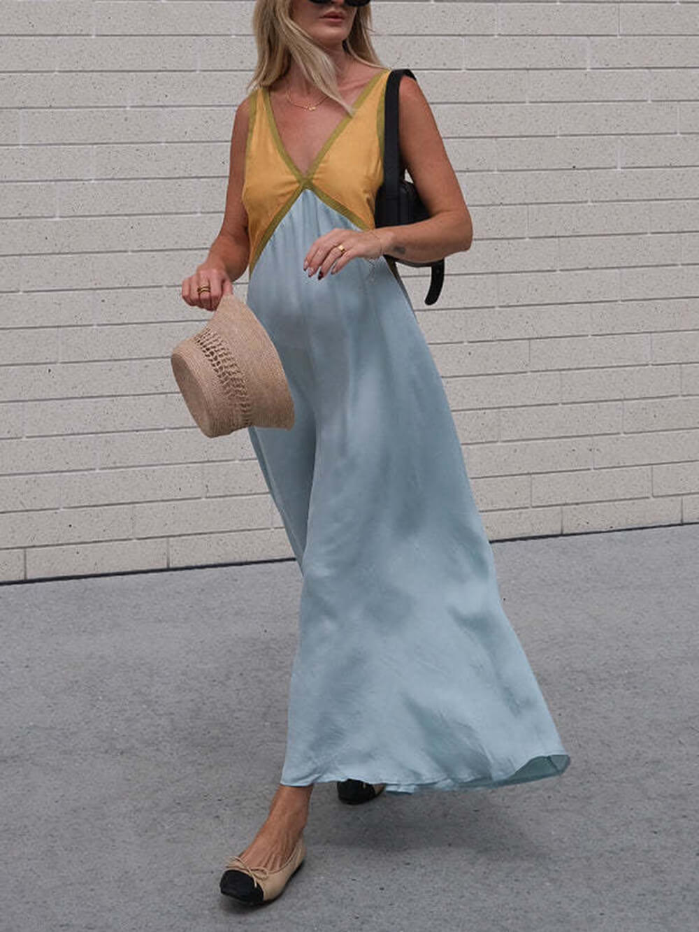 Dress with V-neck and contrasting color inserts in a chic design