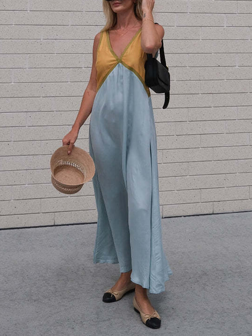 Dress with V-neck and contrasting color inserts in a chic design
