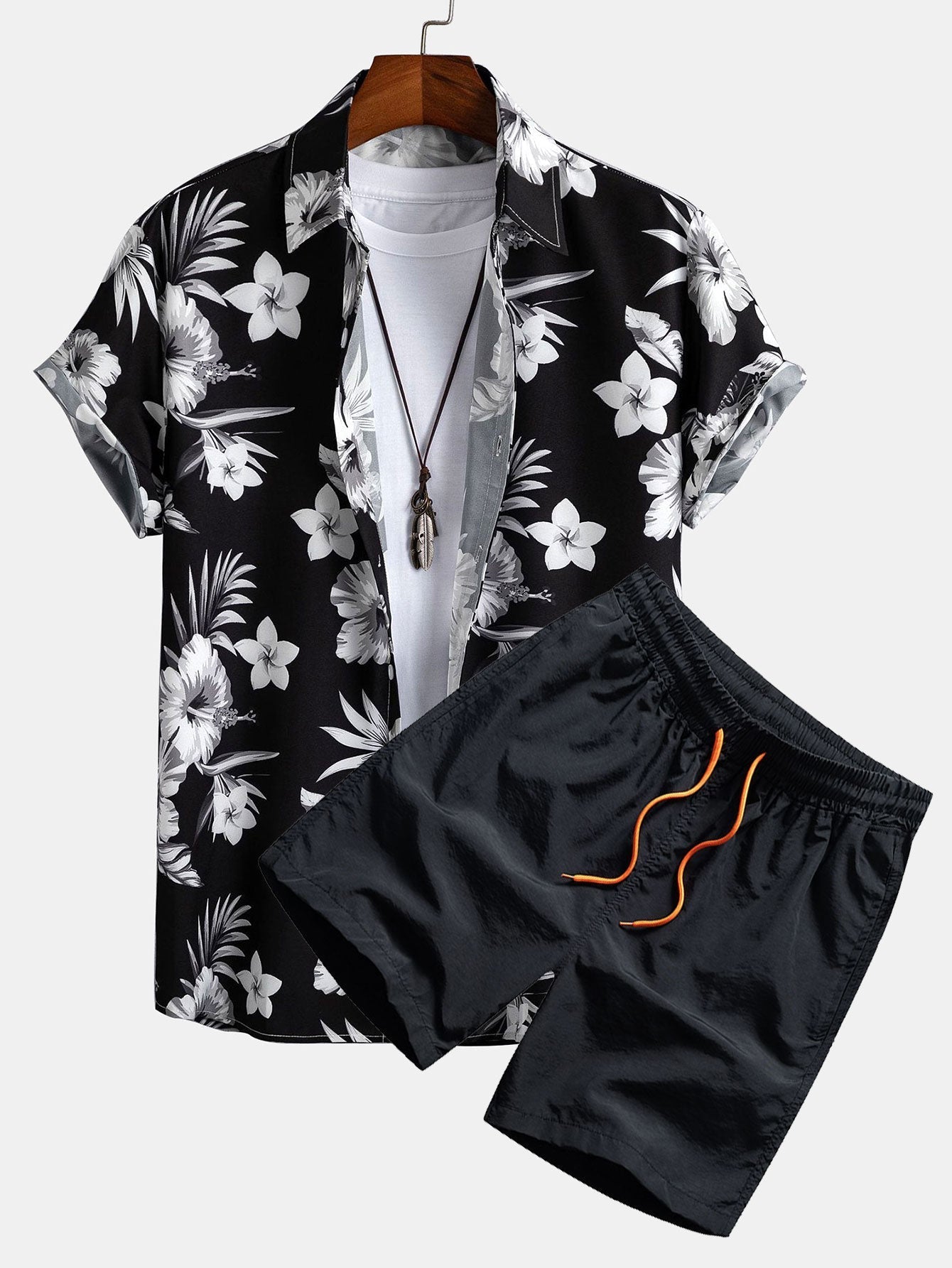 Hemd mit tropischem Blumenmuster und Badehose mit Knopfleiste