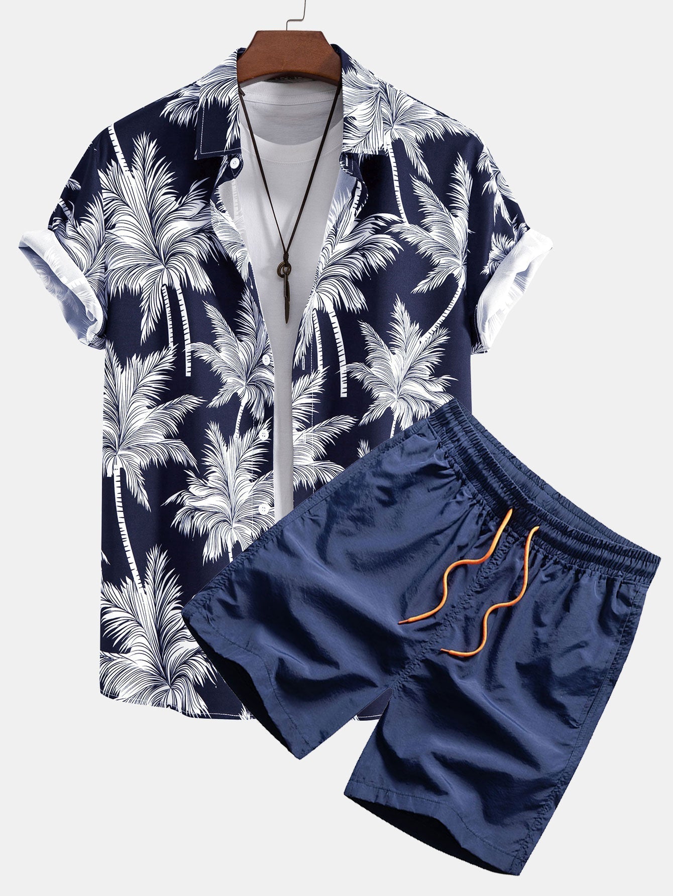 Hemd mit Palmenmuster und Badehose mit Knopfleiste