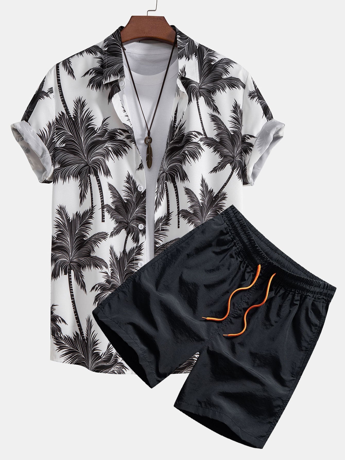 Hemd mit Palmenmuster und Badehose mit Knopfleiste