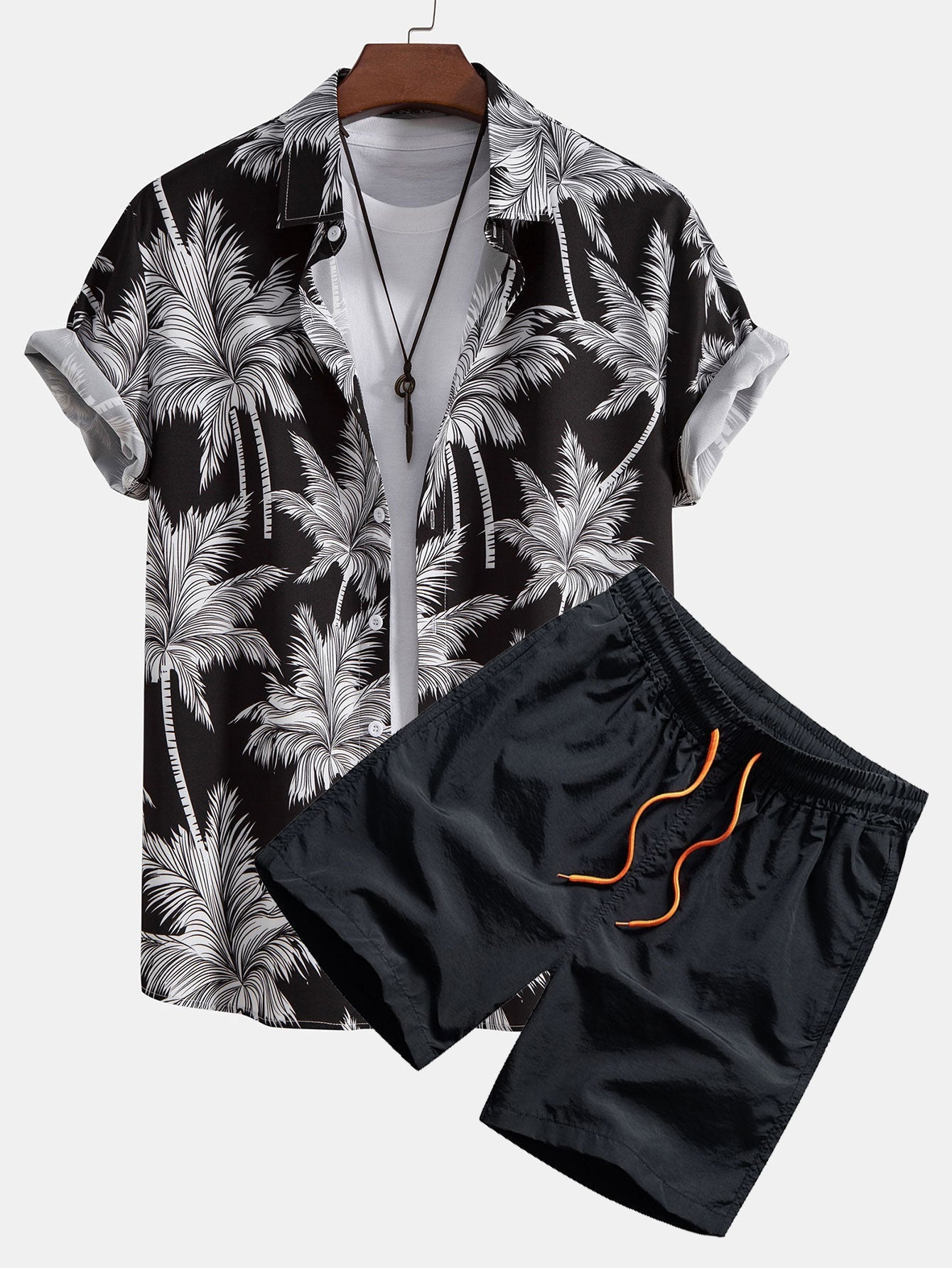 Hemd mit Palmenmuster und Badehose mit Knopfleiste