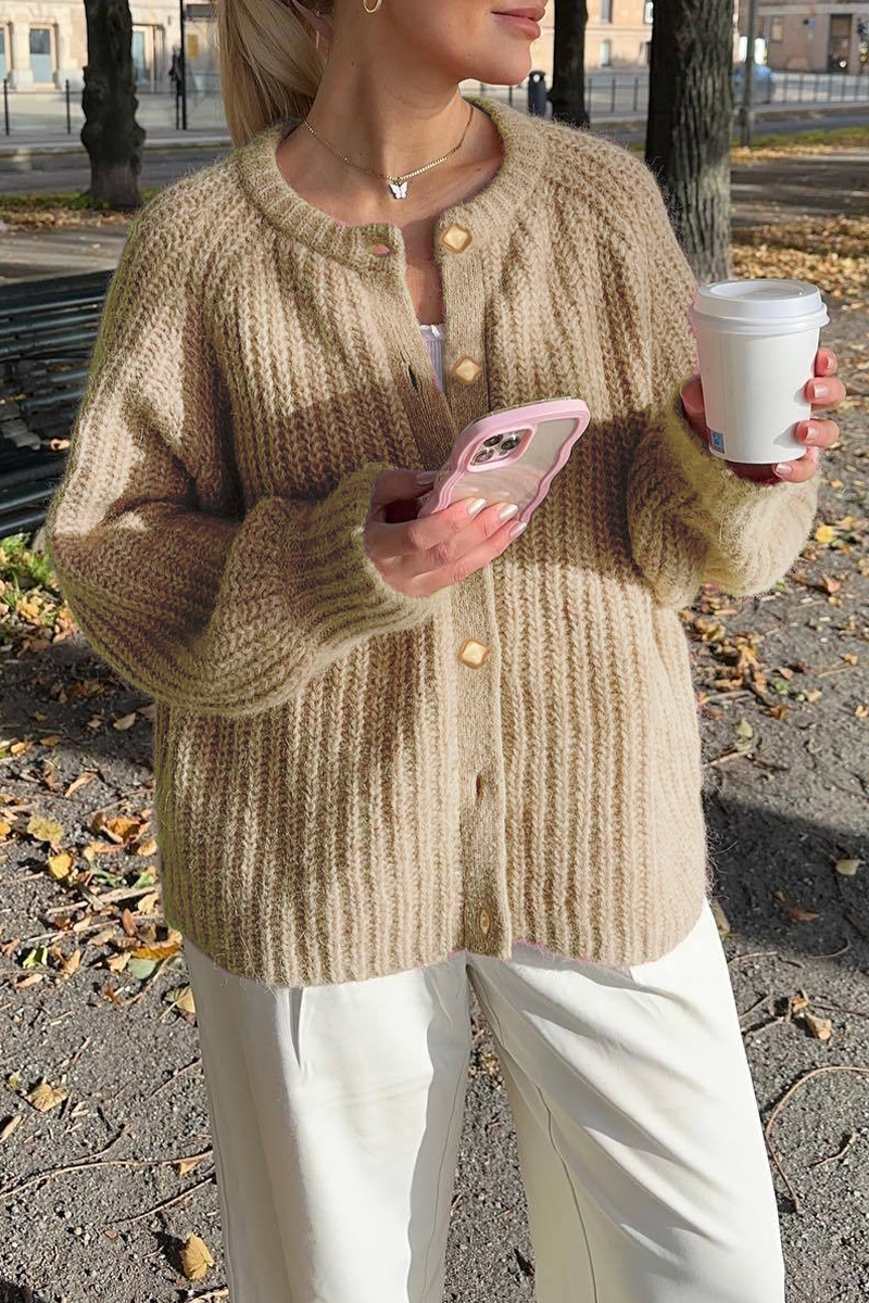 WW | Casual knit sweater with buttons and round neckline. Outerwear