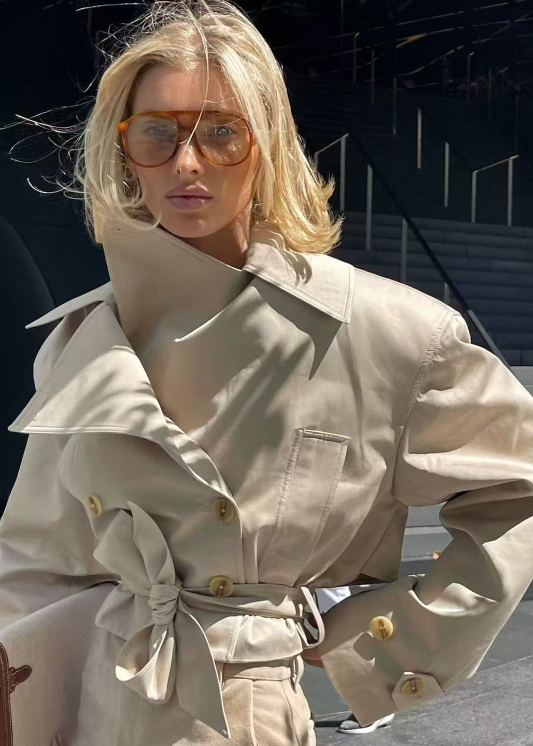 WW | Gekürzter Gürteltrenchcoat mit Übergroßen Revers
