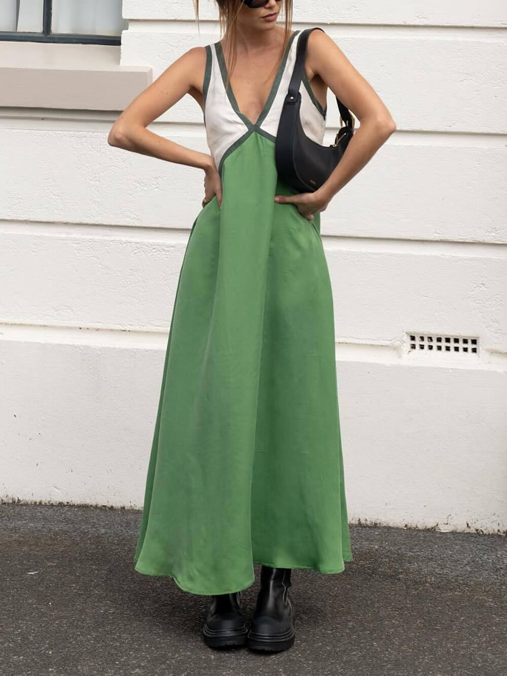 Dress with V-neck and contrasting color inserts in a chic design