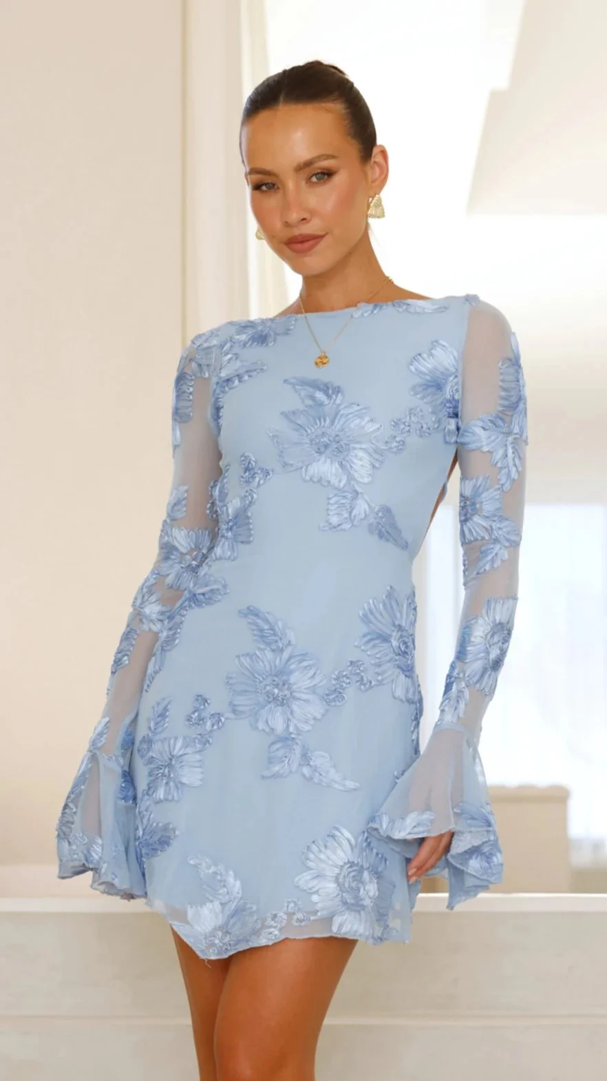 Rückenfreies Minikleid mit Print