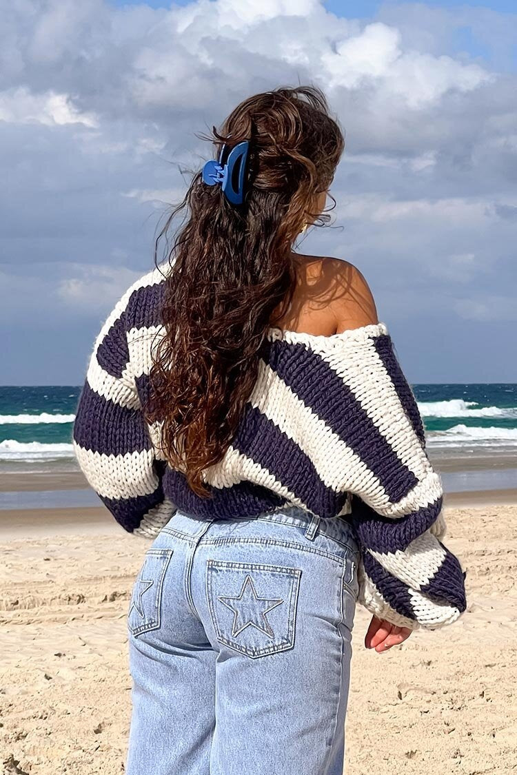 WW | Kuscheliger schulterfreier gestreifter Strickpullover für herbstliche Lagenlooks