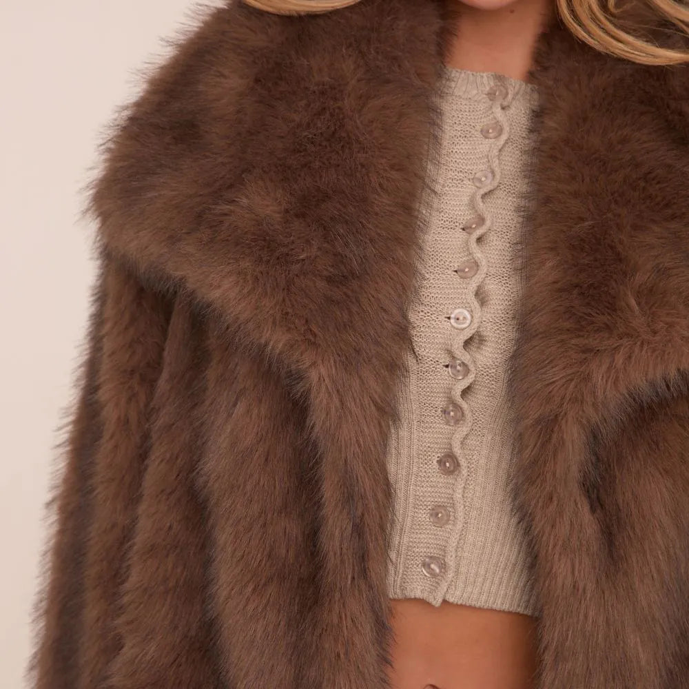 WW | Luxuriöse braune Kunstpelzjacke für einen coolen Winterlook