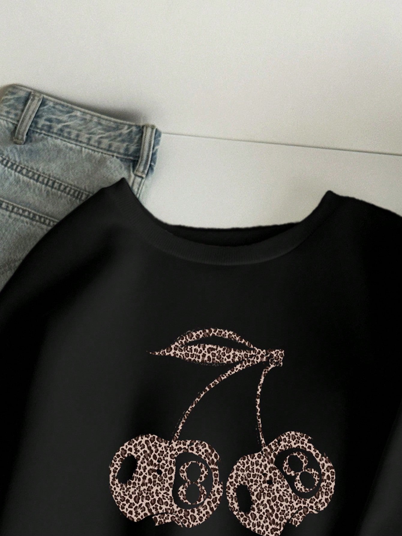 WW | Lässiges Leopard- und Kirschgrafik-Sweatshirt in Schwarz