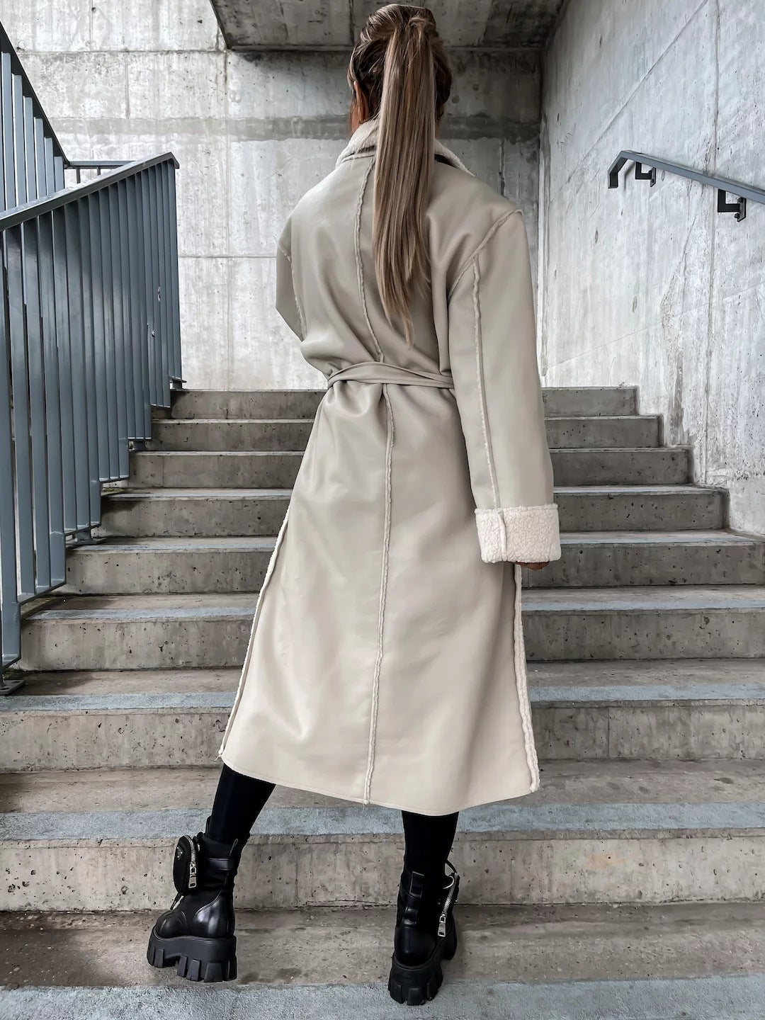 WW | Tone Kunstleder Trenchcoat - Aussagekräftige outerwear - Gürteldesign - Modern Chic