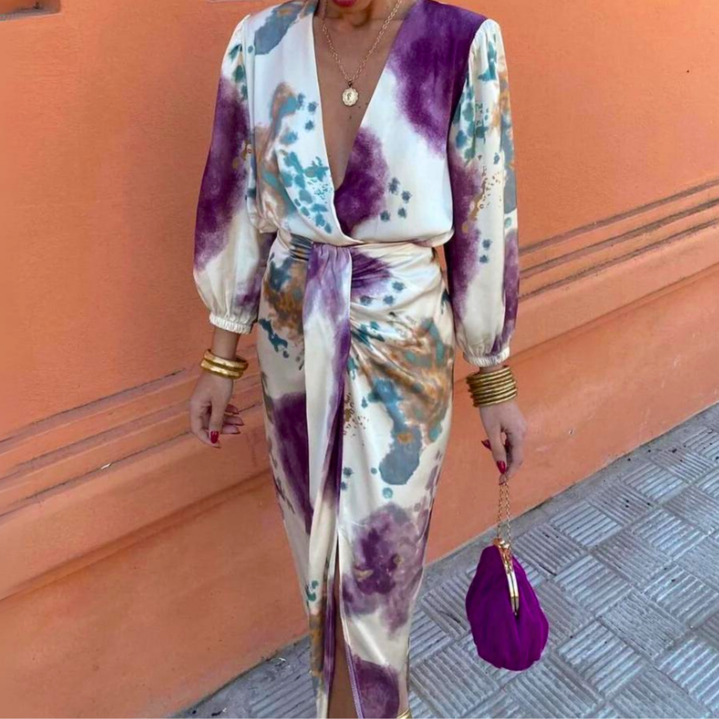 Elegant women's dress with V-neck and sophisticated design
