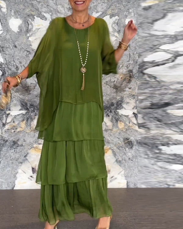 Langes Kleid mit künstlerischem Design und Stil