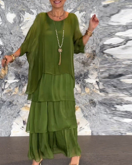 Langes Kleid mit künstlerischem Design und Stil