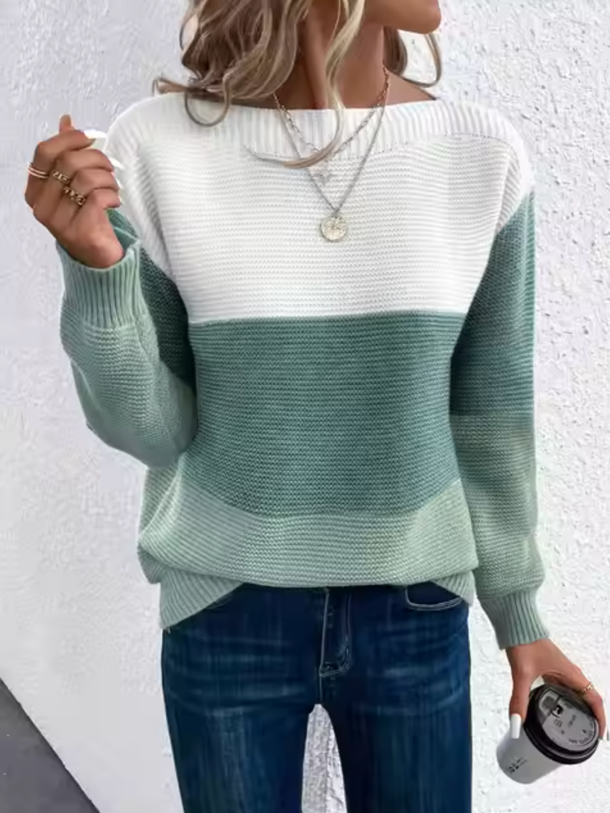 – Elegant three-tone pullover