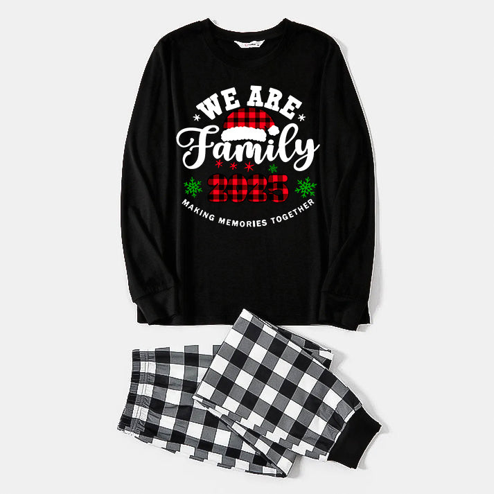 WW | "Wir sind Familie2025" Santa Hut Monogramm Druck Schwarz Langarmshirt mit Schwarz-Weiß karierten Hosen Familien passende Pyjamas