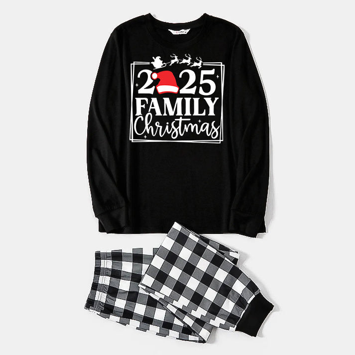 WW | "2025 FAMILY CHRISTMAS" Text und Schlittenmuster - Schwarzes Langarmoberteil mit Schwarz-Weiß karierten Hosen Familienpassende Pyjamas