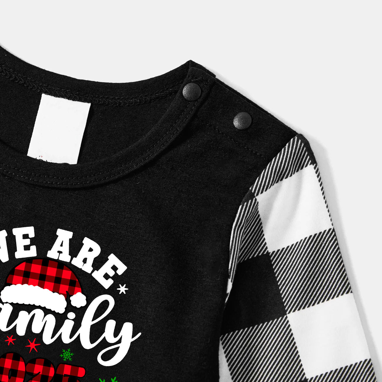 WW | "Wir sind Familie2025" Santa Hut Monogramm Druck Schwarz Langarmshirt mit Schwarz-Weiß karierten Hosen Familien passende Pyjamas