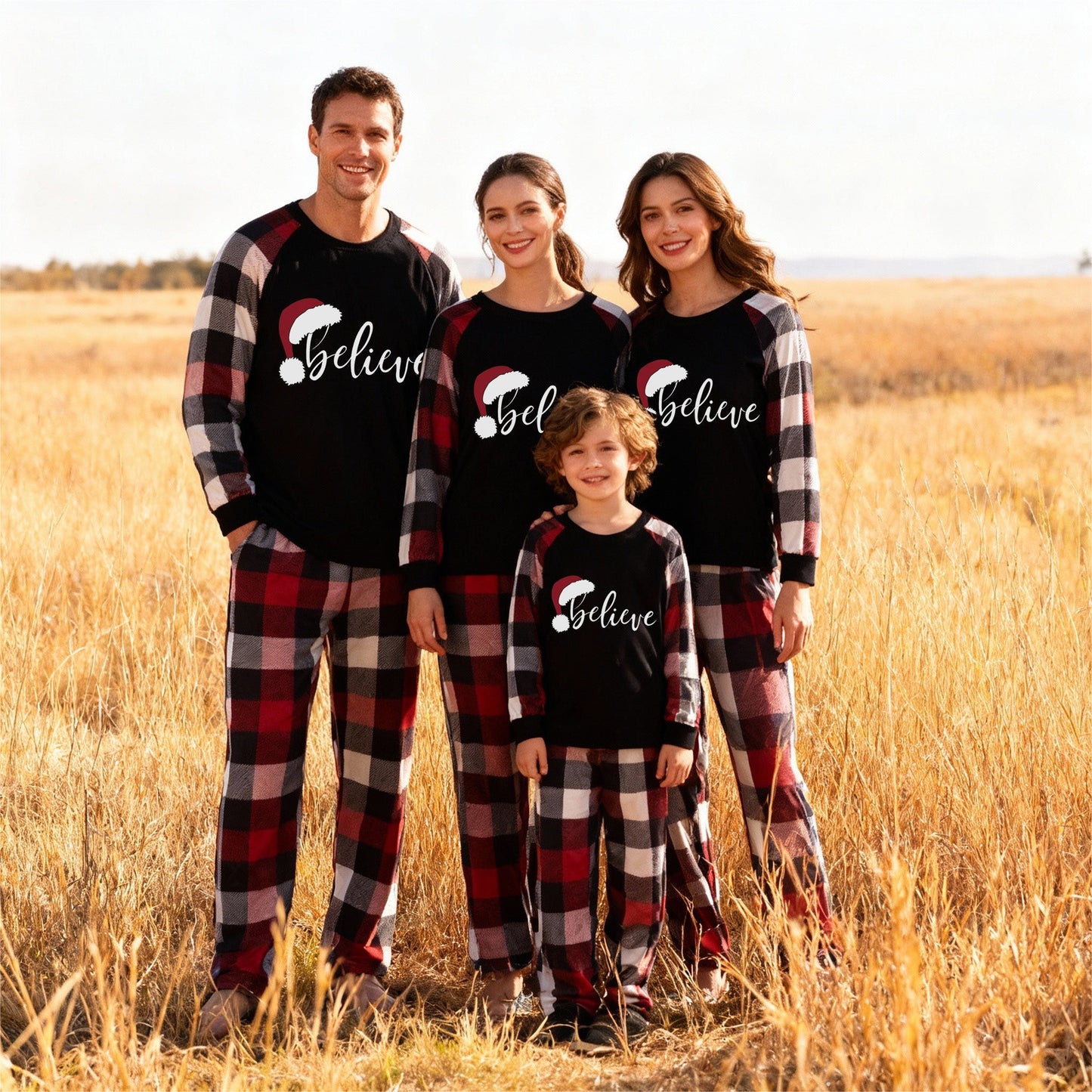 WW | Weihnachtsmütze und 'Believe' Buchstabenprint gemusterte Karo-Ärmel Kontrastoberteile und rote & schwarze & weiße Karohosen Familien-Pyjama-Set mit Hundebandana