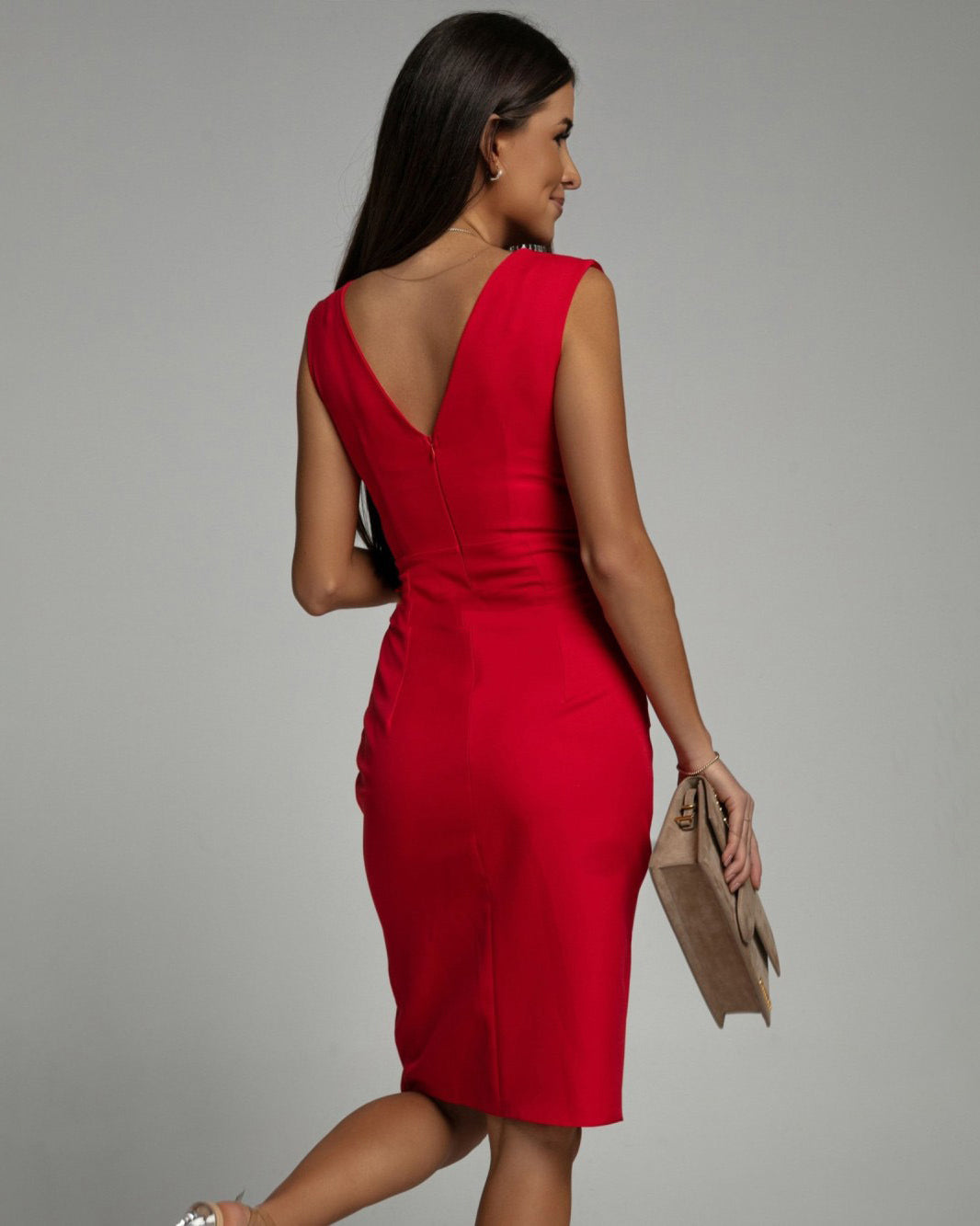 Estelle | Form-fitting dress with V-neck and slit