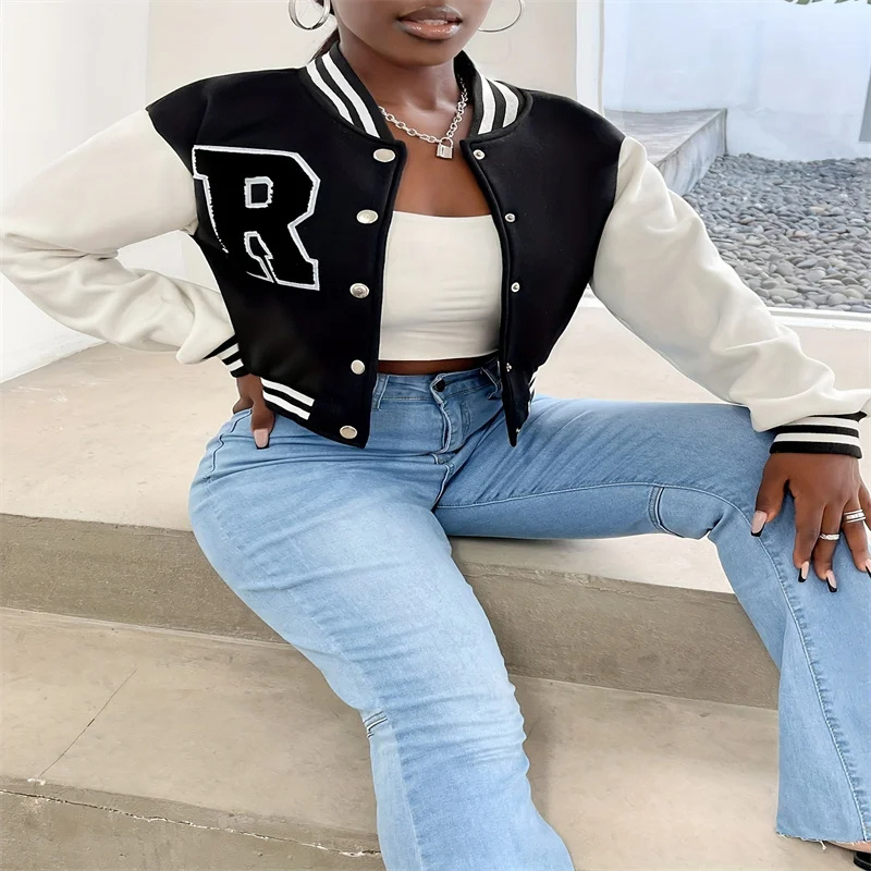 WW | Varsity Bomberjack Damen, Kurzes Modell mit Buchstabenpatch und Druckknopfverschluss