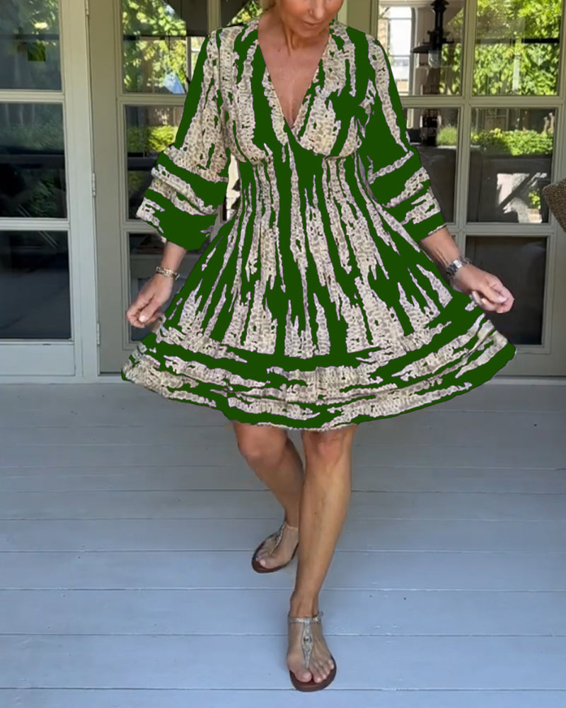 Kleid mit V-Ausschnitt und 3/4-Ärmeln