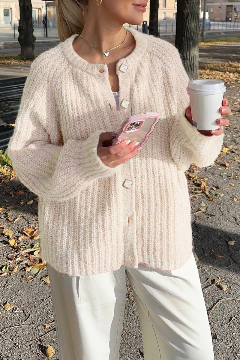 WW | Casual knit sweater with buttons and round neckline. Outerwear