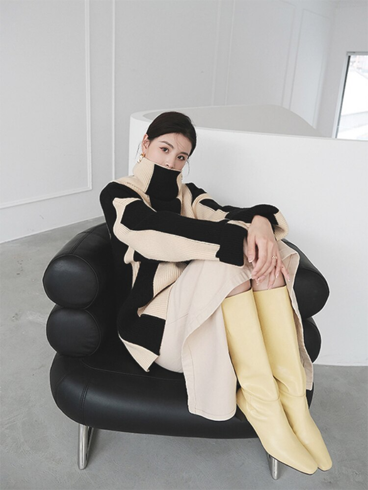 WW | Großer Pullover mit Hohem Kragen und Zweifarbigem Design
