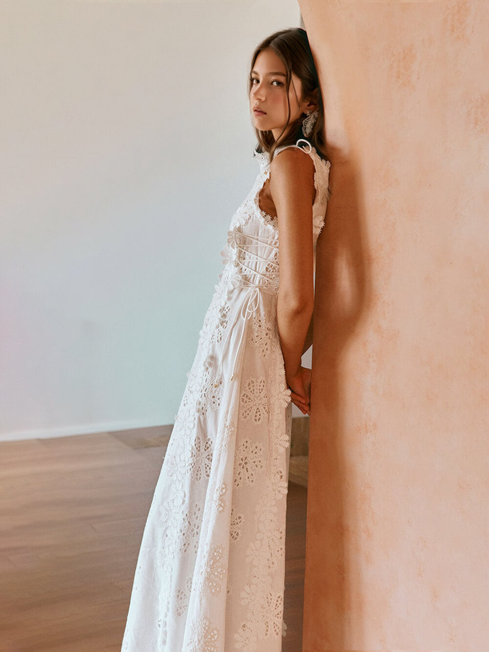 Zartes Maxikleid mit Hakenverschluss und geschnürten Seitenteilen