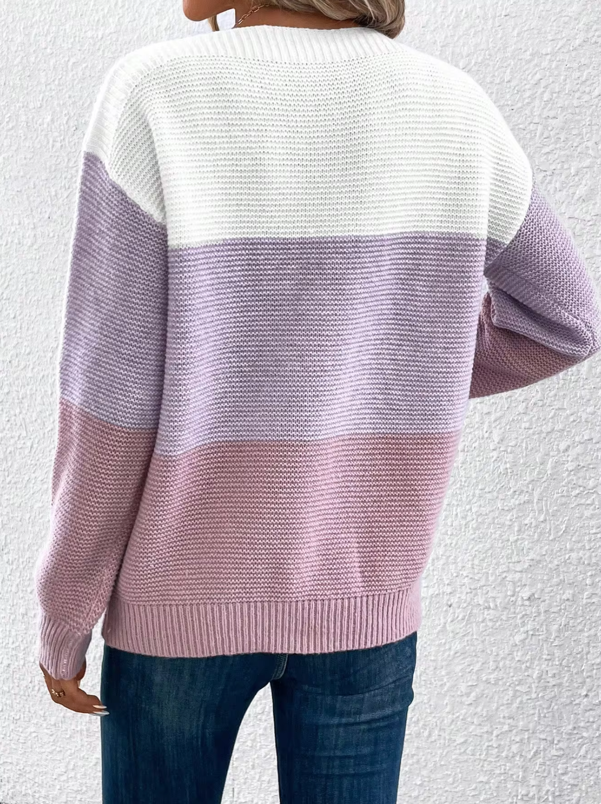 – Elegant three-tone pullover