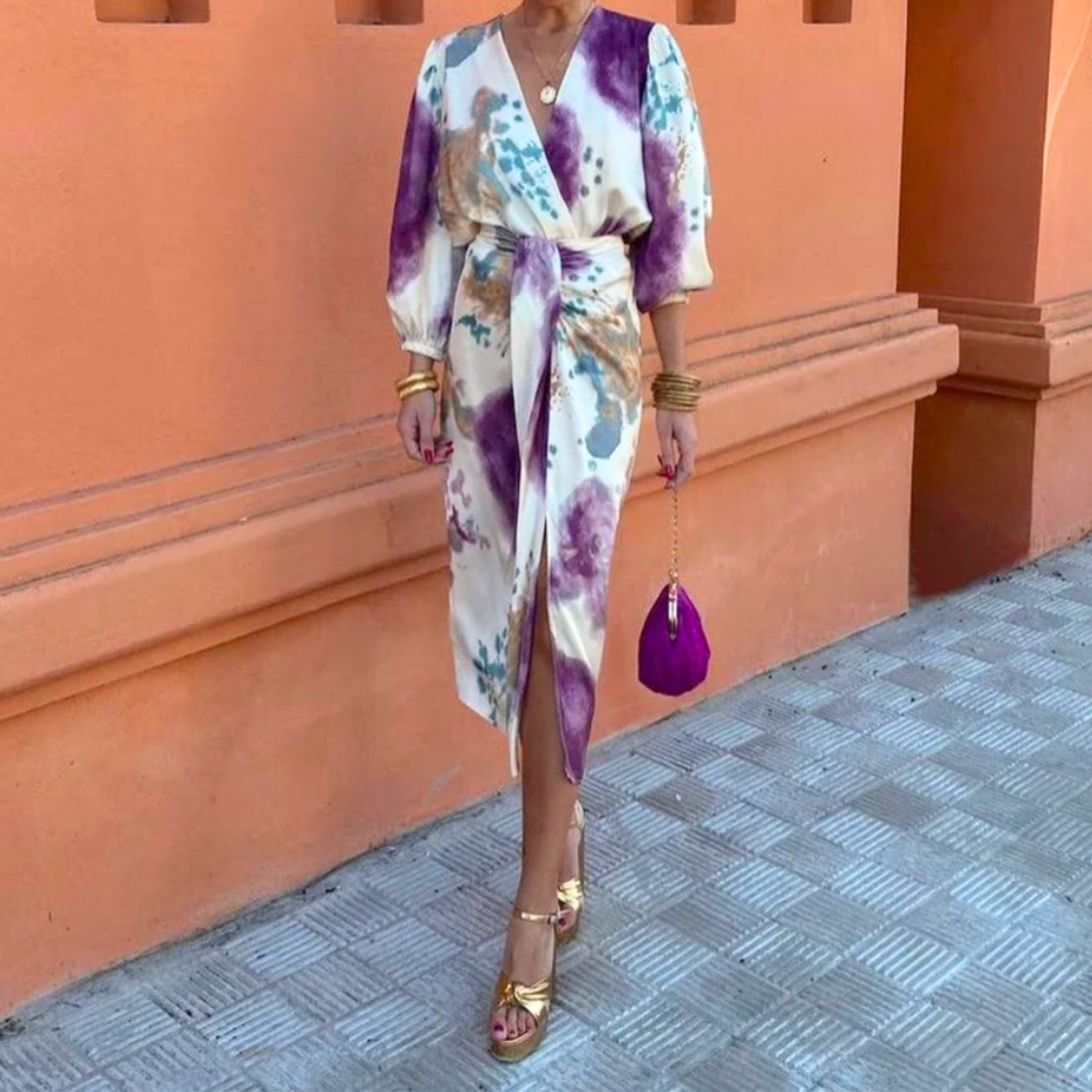 Elegant women's dress with V-neck and sophisticated design