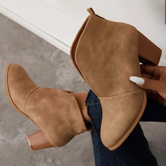 WW | Ankle Boots With V-Cut