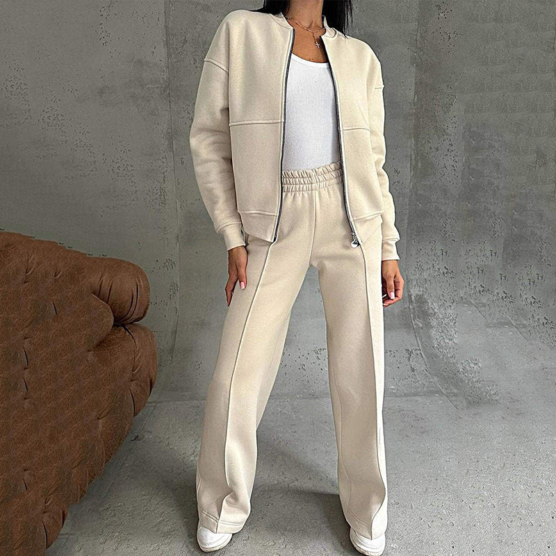 WW | Casual two-piece set with a loose-fitting jacket and wide-leg trousers.